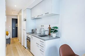 Stylish And Modern Apartment - Balcony And Pool!