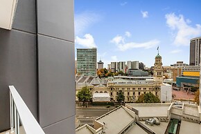 Stylish And Modern Apartment - Balcony And Pool!