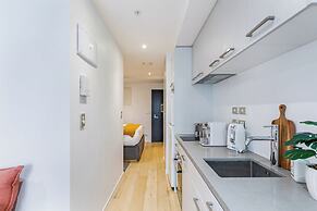 Stylish And Modern Apartment - Balcony And Pool!