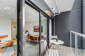 Stylish And Modern Apartment - Balcony And Pool!