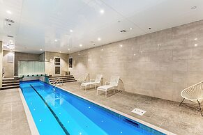 Stylish And Modern Apartment - Balcony And Pool!