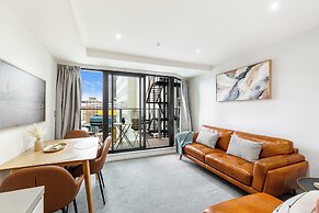 Stylish And Modern Apartment - Balcony And Pool!