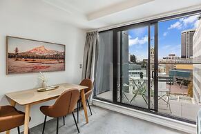 Stylish And Modern Apartment - Balcony And Pool!