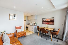 Stylish And Modern Apartment - Balcony And Pool!