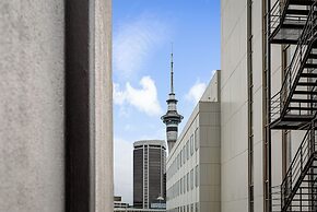 Stylish And Modern Apartment - Balcony And Pool!