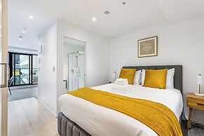 Stylish And Modern Apartment - Balcony And Pool!