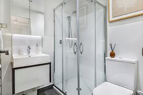 Stylish And Modern Apartment - Balcony And Pool!