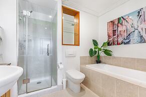 Viaduct Harbour Views w/ Free Parking!