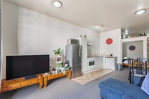 1Br Haven W/ Balcony & Parking