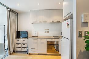 Sleek Central Apartment With A Private Balcony!