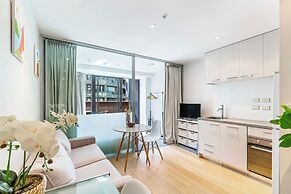 Sleek Central Apartment With A Private Balcony!