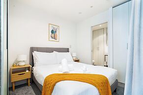 Sleek Central Apartment With A Private Balcony!