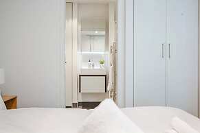 Sleek Central Apartment With A Private Balcony!