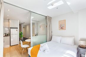 Sleek Central Apartment With A Private Balcony!