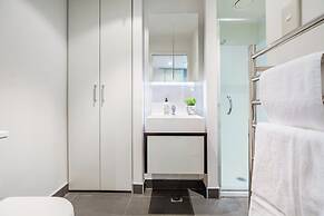 Sleek Central Apartment With A Private Balcony!