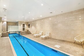 Sleek Central Apartment With A Private Balcony!