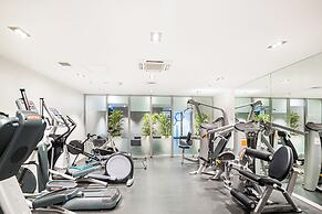 Sleek Central Apartment With A Private Balcony!