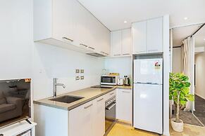 Sleek Central Apartment With A Private Balcony!