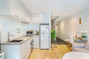 Sleek Central Apartment With A Private Balcony!