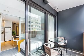 Sleek Central Apartment With A Private Balcony!