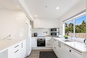 Spacious, Freshly Renovated 3Br Ellerslie Unit!