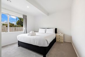 Spacious, Freshly Renovated 3Br Ellerslie Unit!