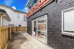 Spacious, Freshly Renovated 3Br Ellerslie Unit!