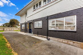 Spacious, Freshly Renovated 3Br Ellerslie Unit!