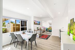 Spacious, Freshly Renovated 3Br Ellerslie Unit!