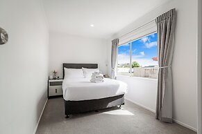 Spacious, Freshly Renovated 3Br Ellerslie Unit!