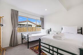 Spacious, Freshly Renovated 3Br Ellerslie Unit!