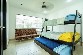 Spacious 5 Bedroom Oasis with Pool & BBQ