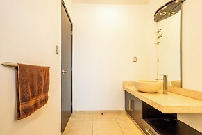Spacious 5 Bedroom Oasis with Pool & BBQ