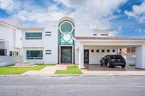 Spacious 5 Bedroom Oasis with Pool & BBQ