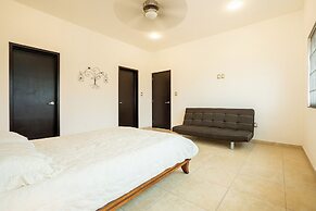 Spacious 5 Bedroom Oasis with Pool & BBQ