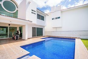 Spacious 5 Bedroom Oasis with Pool & BBQ