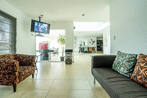 Spacious 5 Bedroom Oasis with Pool & BBQ