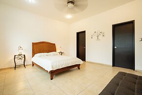 Spacious 5 Bedroom Oasis with Pool & BBQ