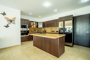 Spacious 5 Bedroom Oasis with Pool & BBQ