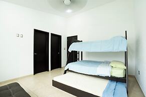 Spacious 5 Bedroom Oasis with Pool & BBQ