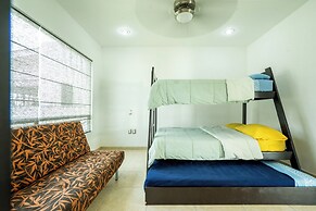 Spacious 5 Bedroom Oasis with Pool & BBQ