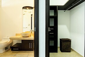 Spacious 5 Bedroom Oasis with Pool & BBQ