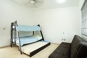 Spacious 5 Bedroom Oasis with Pool & BBQ