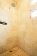 Spacious 5 Bedroom Oasis with Pool & BBQ