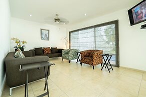Spacious 5 Bedroom Oasis with Pool & BBQ