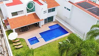 Spacious 5 Bedroom Oasis with Pool & BBQ