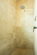 Spacious 5 Bedroom Oasis with Pool & BBQ