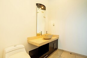 Spacious 5 Bedroom Oasis with Pool & BBQ