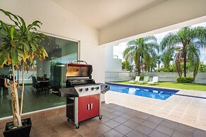 Spacious 5 Bedroom Oasis with Pool & BBQ