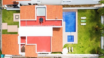 Spacious 5 Bedroom Oasis with Pool & BBQ